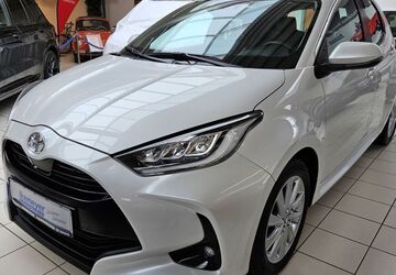 Toyota Yaris 14.300 km 18.890 &euro; Paderborn 33104