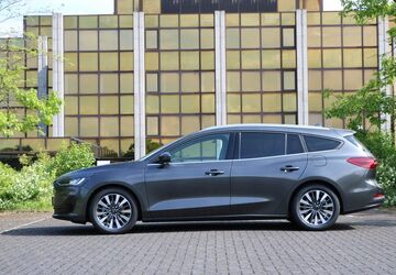 Ford Focus 49.500 km 19.650 &euro; Paderborn 33102